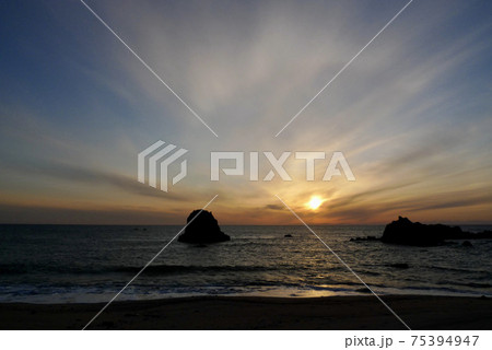 日本海の夕焼け空【新潟県村上市】 75394947
