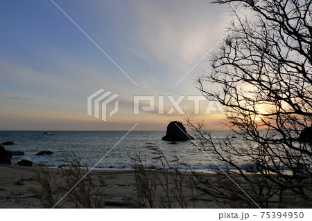 日本海の夕焼け空【新潟県村上市】 75394950