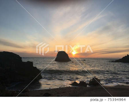 日本海の夕焼け空【新潟県村上市】 75394964