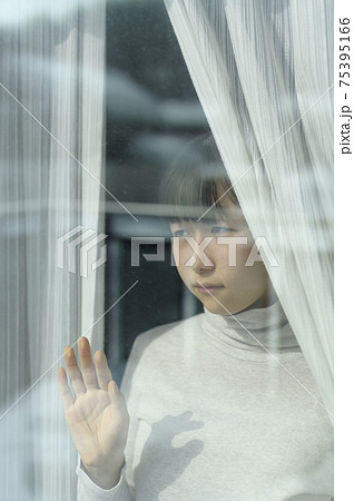 窓から外を見る女の子(外出自粛要請のイメージ) 窓から外を見る女の子(外出自粛要請のイメージ) 75395166