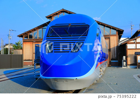 【愛媛県】晴天下の四国鉄道文化館とフリーゲージトレイン 75395222