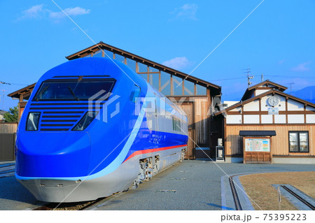 【愛媛県】晴天下の四国鉄道文化館とフリーゲージトレイン 【愛媛県】晴天下の四国鉄道文化館とフリーゲージトレイン 75395223