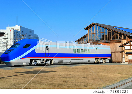【愛媛県】晴天下の四国鉄道文化館とフリーゲージトレイン 【愛媛県】晴天下の四国鉄道文化館とフリーゲージトレイン 75395225