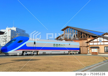 【愛媛県】晴天下の四国鉄道文化館とフリーゲージトレイン 【愛媛県】晴天下の四国鉄道文化館とフリーゲージトレイン 75395226