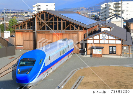 【愛媛県】晴天下の四国鉄道文化館とフリーゲージトレイン 75395230