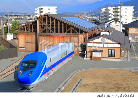 【愛媛県】晴天下の四国鉄道文化館とフリーゲージトレイン 75395232