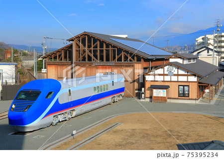 【愛媛県】晴天下の四国鉄道文化館とフリーゲージトレイン 75395234