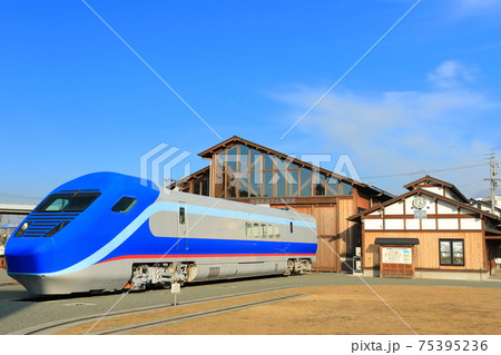 【愛媛県】晴天下の四国鉄道文化館とフリーゲージトレイン 75395236