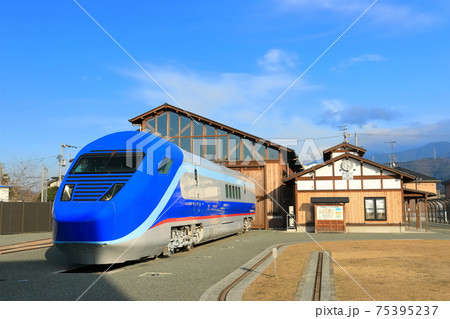 【愛媛県】晴天下の四国鉄道文化館とフリーゲージトレイン 75395237