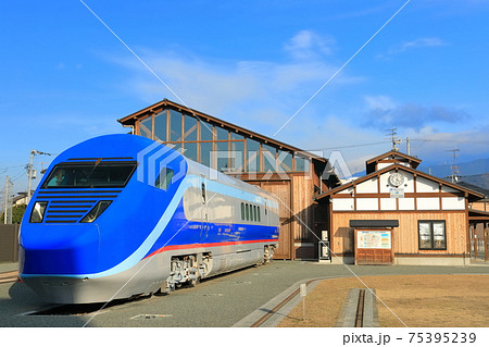 【愛媛県】晴天下の四国鉄道文化館とフリーゲージトレイン 【愛媛県】晴天下の四国鉄道文化館とフリーゲージトレイン 75395239