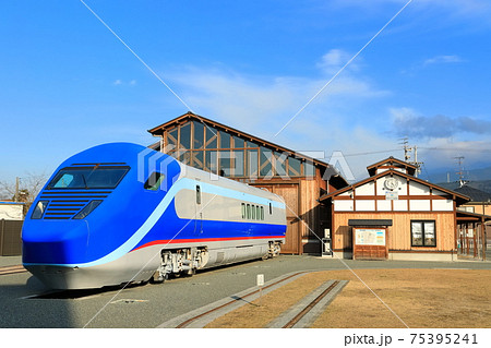 【愛媛県】晴天下の四国鉄道文化館とフリーゲージトレイン 【愛媛県】晴天下の四国鉄道文化館とフリーゲージトレイン 75395241