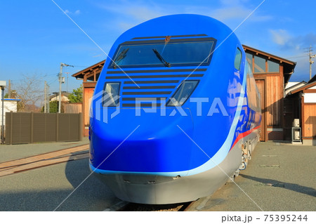 【愛媛県】晴天下の四国鉄道文化館とフリーゲージトレイン 75395244