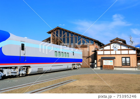 【愛媛県】晴天下の四国鉄道文化館とフリーゲージトレイン 75395246