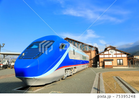 【愛媛県】晴天下の四国鉄道文化館とフリーゲージトレイン 75395248