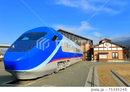 【愛媛県】晴天下の四国鉄道文化館とフリーゲージトレイン 75395249