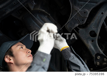 工場で働く自動車整備士 75395396