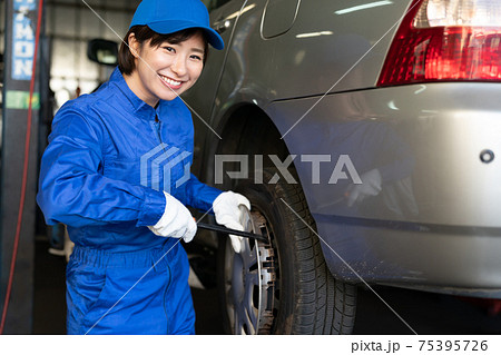 工場で働く自動車整備士 工場で働く自動車整備士 75395726