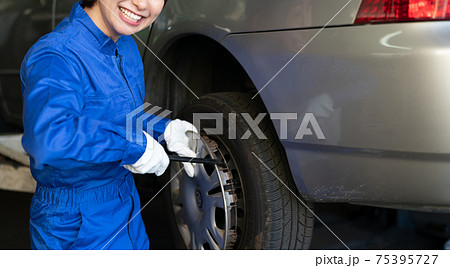 工場で働く自動車整備士 75395727