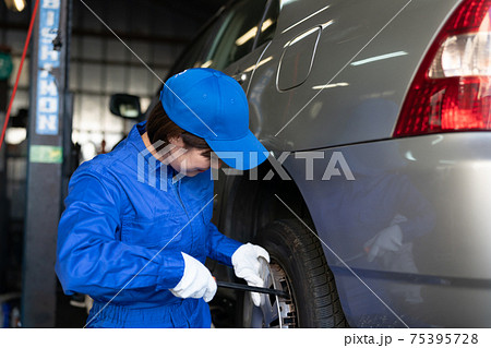 工場で働く自動車整備士 工場で働く自動車整備士 75395728