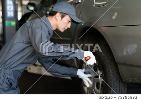 工場で働く自動車整備士の写真素材