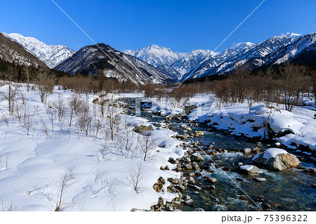 富山・上市・伊折橋からの冬の剱岳 75396322