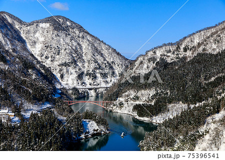 富山・南砺・冬の庄川峡と遊覧船 75396541