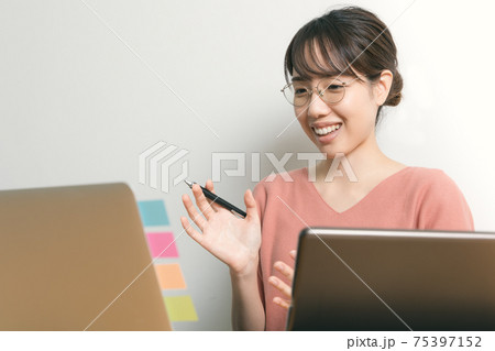テレワークでWebミーティングする若い女性 75397152