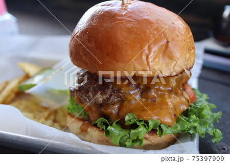 ハワイ・カカアコのハンバーガー 75397909