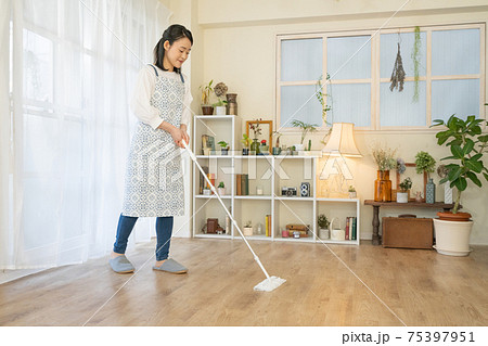 お掃除 フローリングワイパーをかける若い女性 お掃除 フローリングワイパーをかける若い女性 75397951