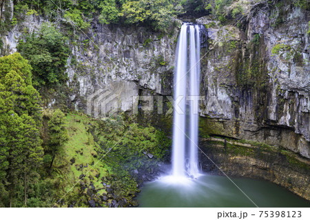 落差50メートルの名瀑布 五老ヶ滝 (熊本県上益城郡山都町) 落差50メートルの名瀑布 五老ヶ滝 (熊本県上益城郡山都町) 75398123