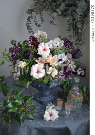 アネモネのテーブルアレンジメント 75398270