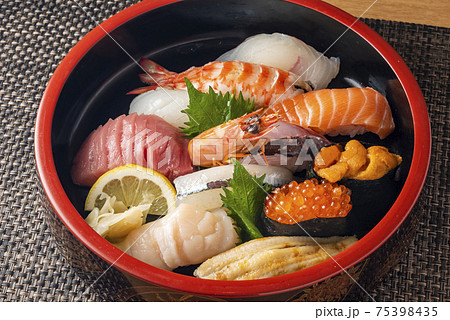 寿司の盛り合わせ 75398435