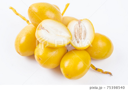 Fresh date palm fruits. 75398540