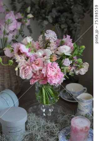 ピンクの春の花ブーケの写真素材