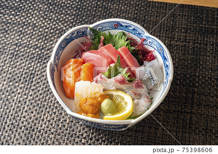 刺身の盛り合わせ 75398606