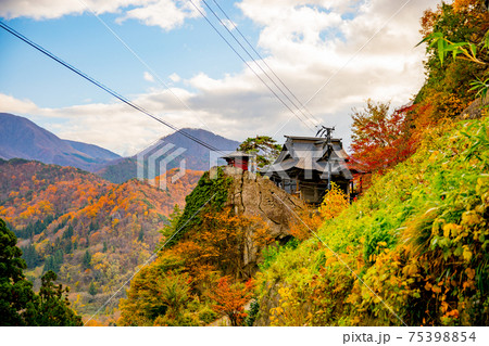 秋の山寺 75398854