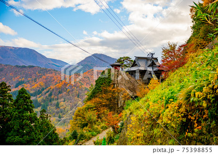 秋の山寺 75398855