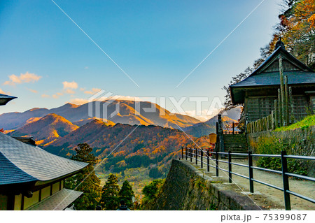 秋の山寺 75399087