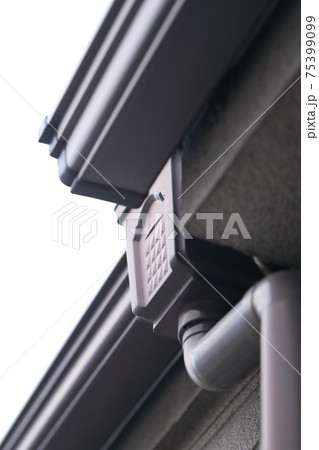 一軒家の屋根と雨樋 一軒家の屋根と雨樋 75399099