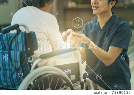 介護施設 女医 診察 シニア 医者 車椅子 医療　デジタル　テクノロジー　イメージ 75399156