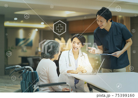 介護施設 女医 診察 シニア 医者 車椅子 医療　デジタル　テクノロジー　イメージ 75399160