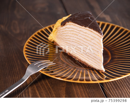 チョコレートクリームが層になってるミルクレープケーキ。 チョコレートクリームが層になってるミルクレープケーキ。 75399298