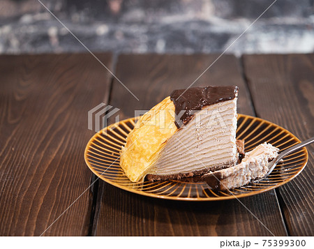 チョコレートクリームが層になってるミルクレープケーキの食べかけ。 75399300