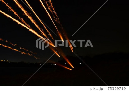 ロケット花火。どこまで飛んでどこまで続く 75399719