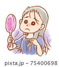 鏡を見ながら抜け毛に悩む女性　産後の抜け毛に悩む女性 75400698