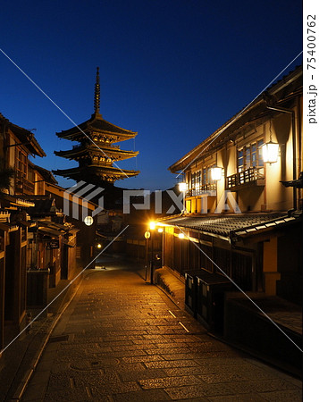 京都　マジックアワーの八坂の塔 75400762