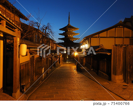 京都　マジックアワーの八坂の塔 75400766