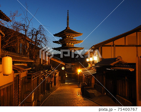 京都　マジックアワーの八坂の塔 75400767