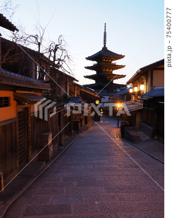 京都　マジックアワーの八坂の塔 75400777