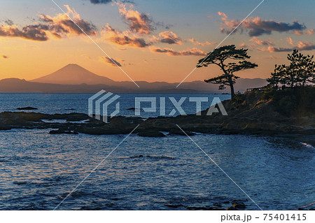 神奈川県横須賀市、夕暮れの秋谷の立石で水平線と富士山が見える海岸 75401415